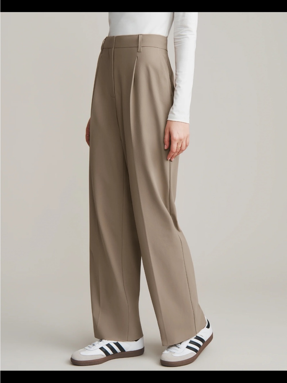 Rhone The Pleated Trouser - Taupe
Brown size 4